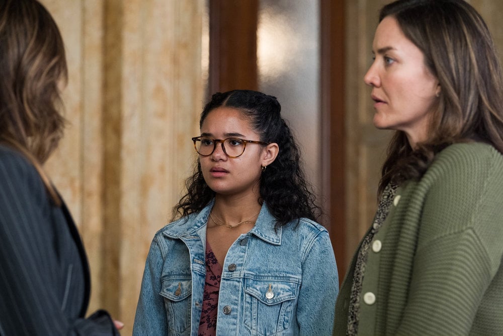 Hannah and her mother talk to Benson outside the courthouse on Law & Order: SVU Season 26 Episode 4