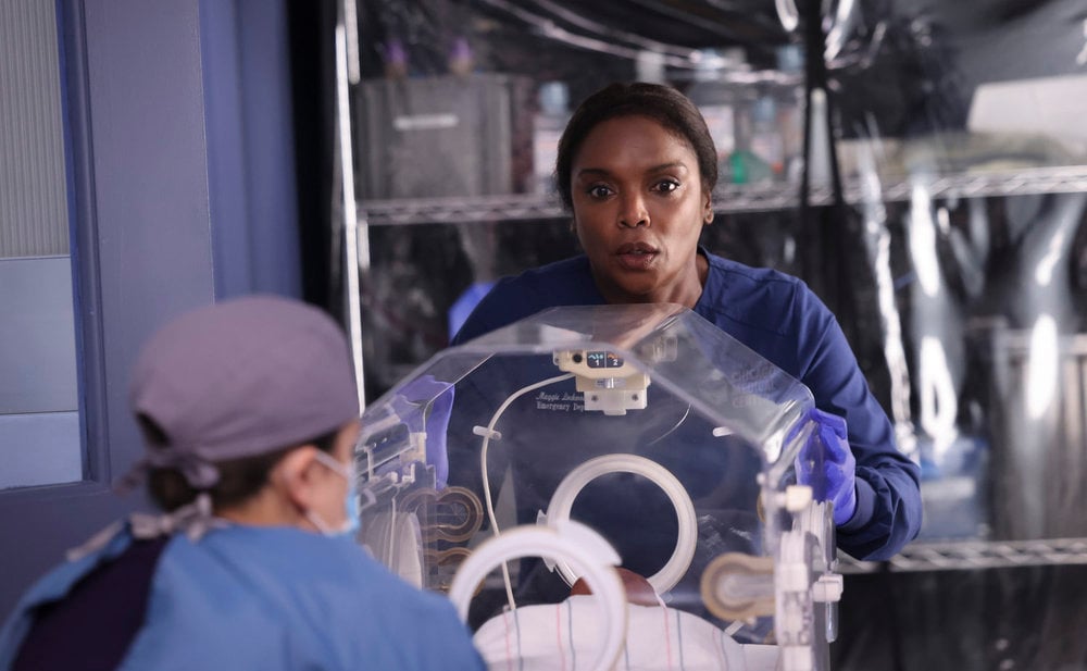 Maggie brings a NICU isolette in on Chicago Med Season 10 Episode 6